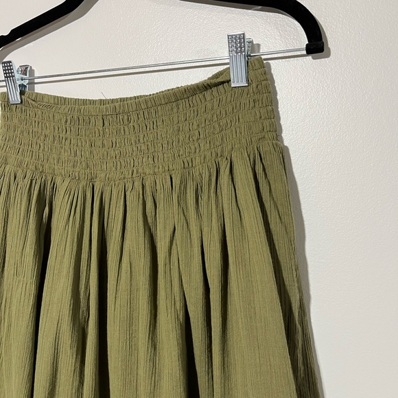New York & Company Women’s Olive Green Skirt with Underlining. - Picture 9 of 9